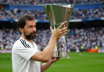 Sergio Llull ofrece la undécima Euroliga del Real Madrid en el Bernabéu (REUTERS/Juan Medina)