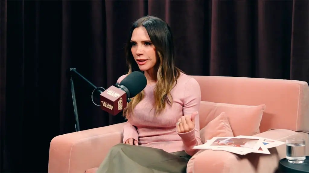La experiencia de convivir con el equipo de grabación llevó a Victoria Beckham a replantear los límites entre su vida privada y su figura pública (Call Her Daddy/YouTube)