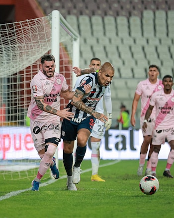 Paolo Guerrero no pudo generar peligro a la defensa de Sport Boys. - créditos: Liga 1