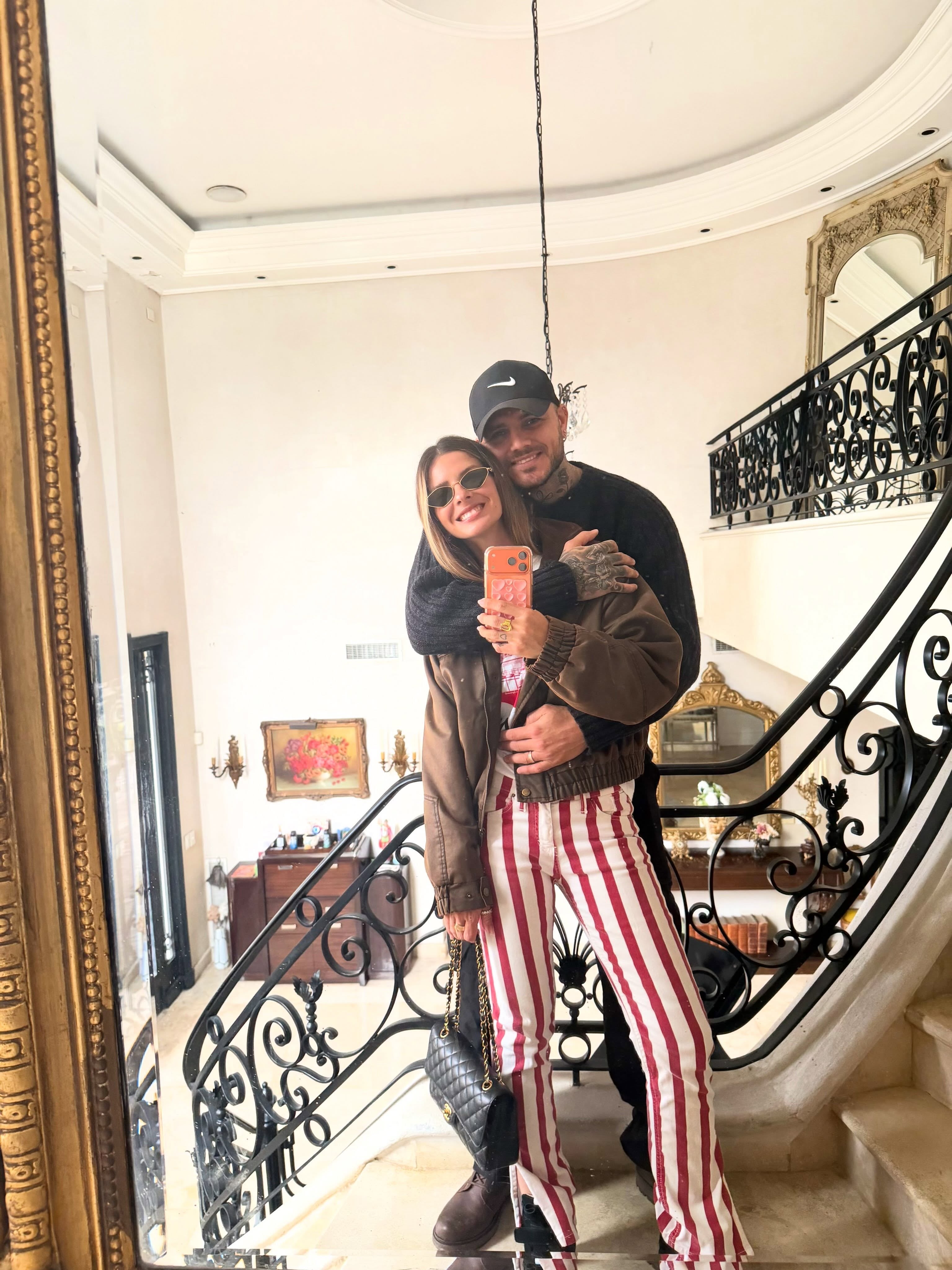 La pareja posó abrazada y sonriente en la escalera de la