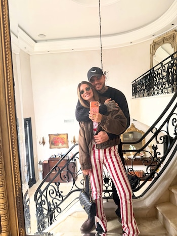 La pareja posó abrazada y sonriente en la escalera de la "Casa de los Sueños" (Instagram)