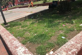 Un trabajador de limpieza se