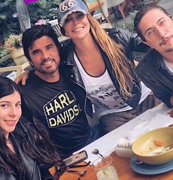 Mónica vive en México con