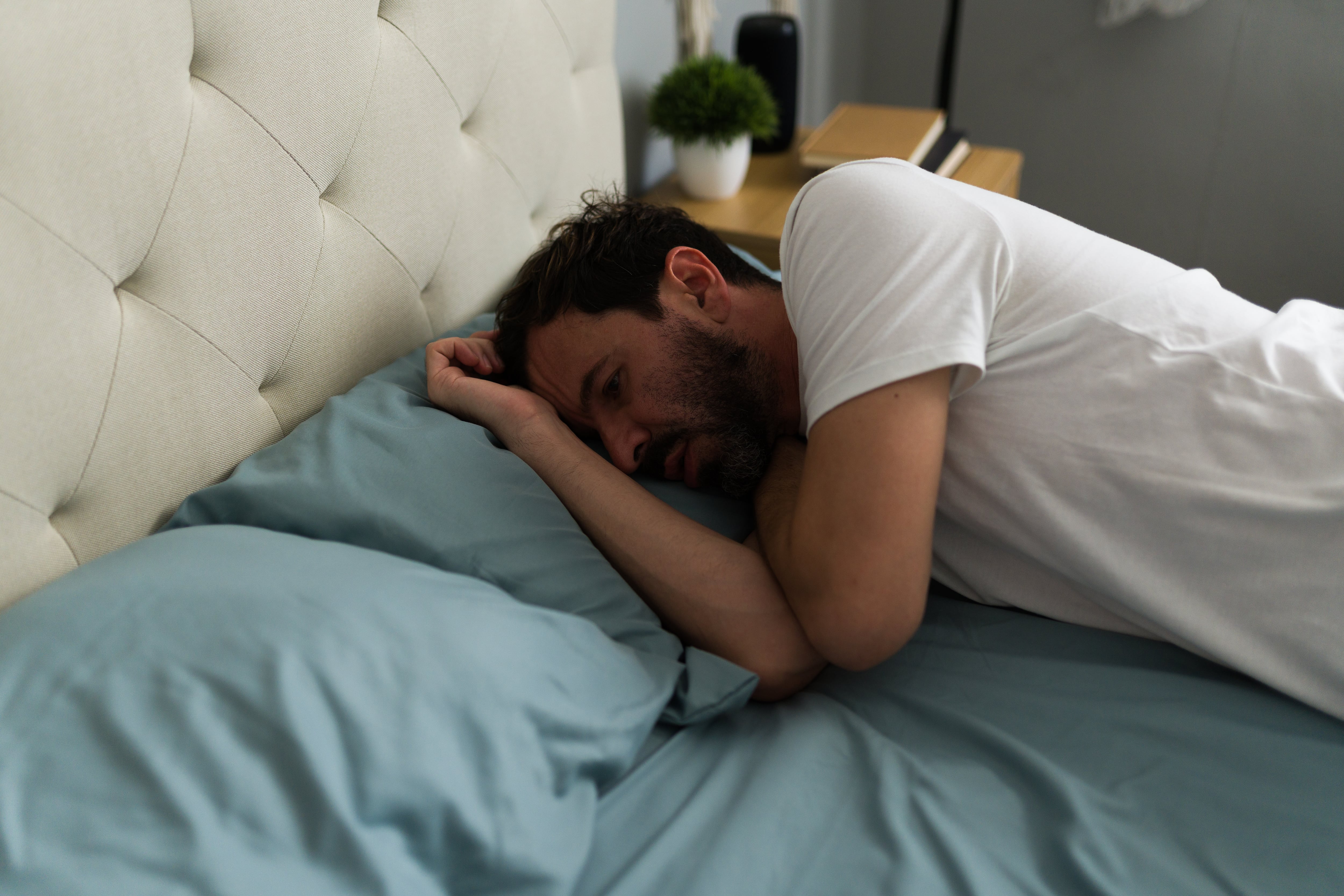 Un hombre superando una ruptura (AdobeStock)