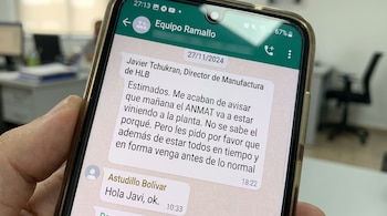Una mano sostiene un teléfono móvil con una conversación de WhatsApp del chat 'Equipo Ramallo', mostrando mensajes de Javier Tchukran y Astudillo Bolívar, fecha 27/11/2024.