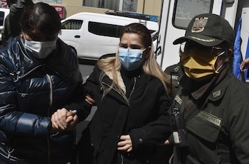 La expresidenta interina de Bolivia Jeanine Áñez (c), en una fotografía de archivo. EFE/Stringer
