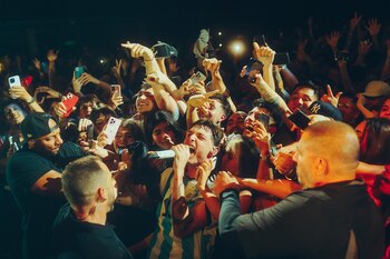 Peso Pluma rodeado por el