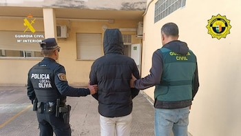 Detenidos cuatro hombres por robar con fuerza la recaudación de un bar en Oliva