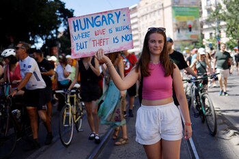 Una persona con un cartel