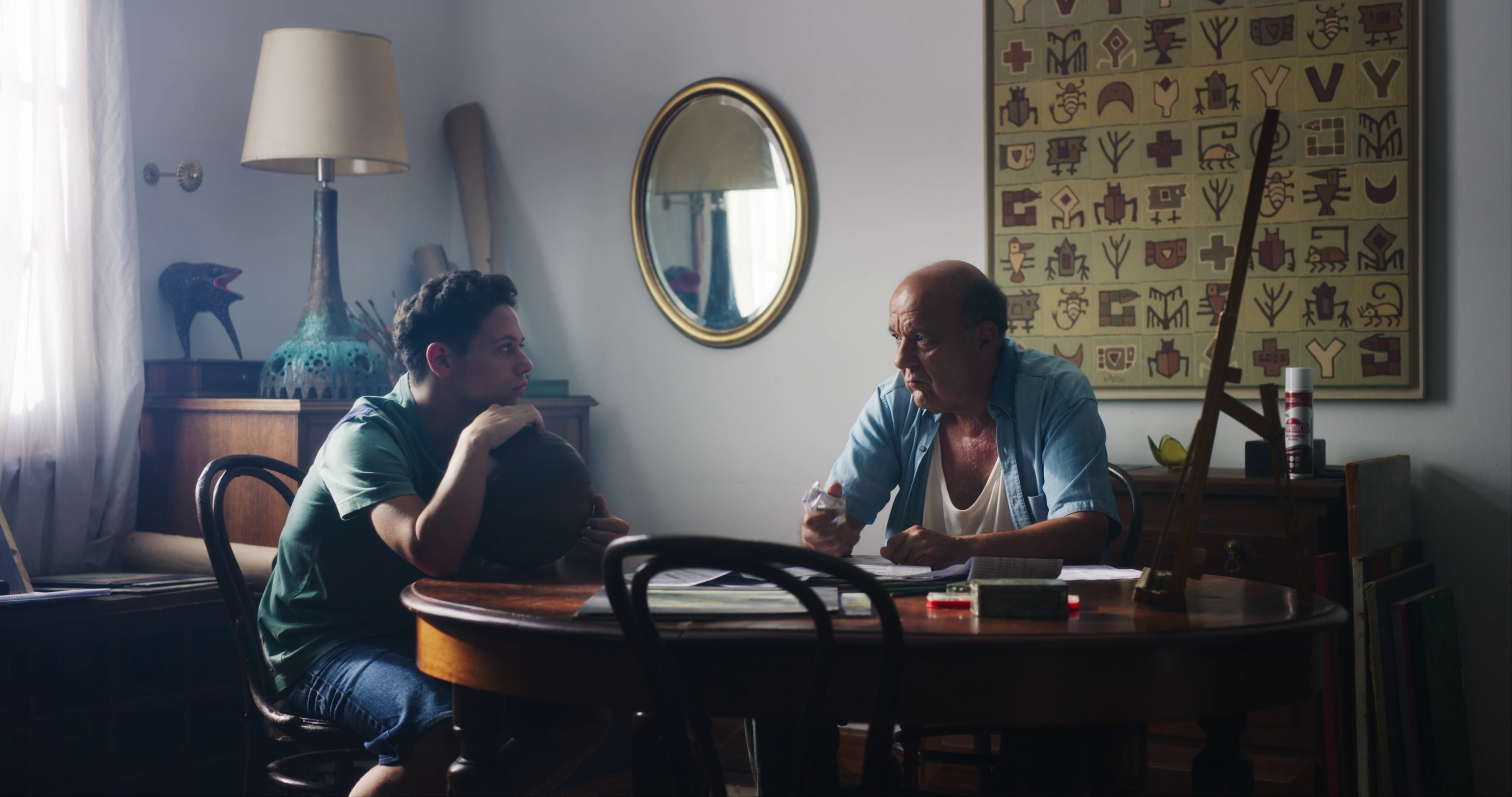 MUMU, hijo de Mariano Argento, y Manuel Vicente, en una de las escenas de la película