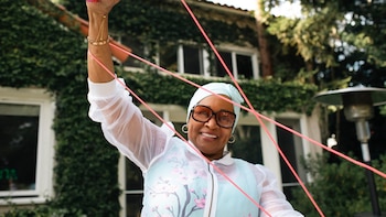 La reina del salto de cuerda vive en Beverly Hills y tiene 82 años