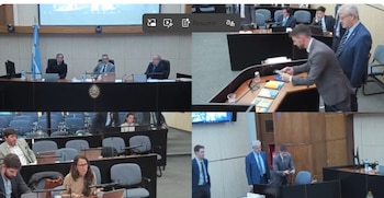 Múltiples paneles de una conferencia o seminario: oradores en una mesa principal con una bandera argentina, y participantes sentados o de pie en un auditorio