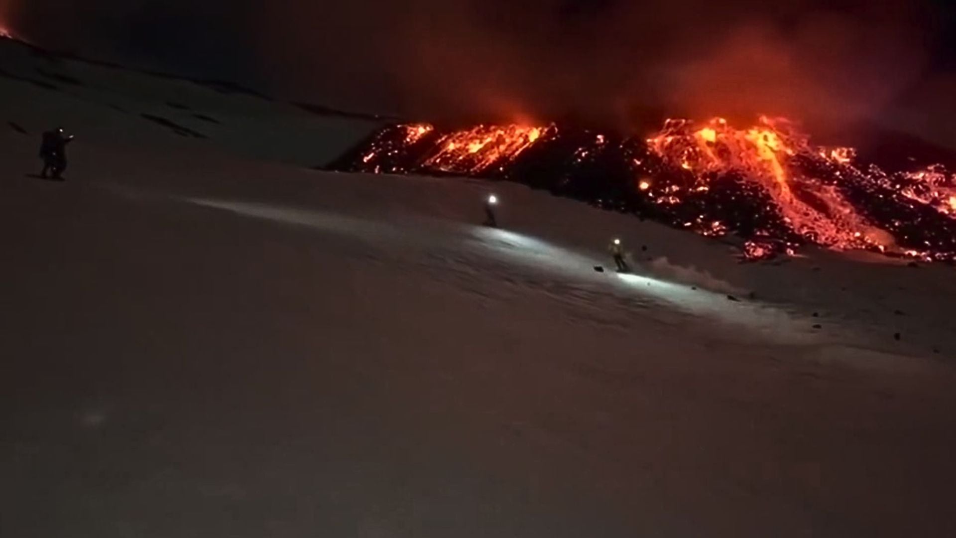 Los esquiadores descendieron las laderas del Etna mientras el volcán expulsaba lava y rocas incandescentes, pese a las recomendaciones de las autoridades (Captura de video)