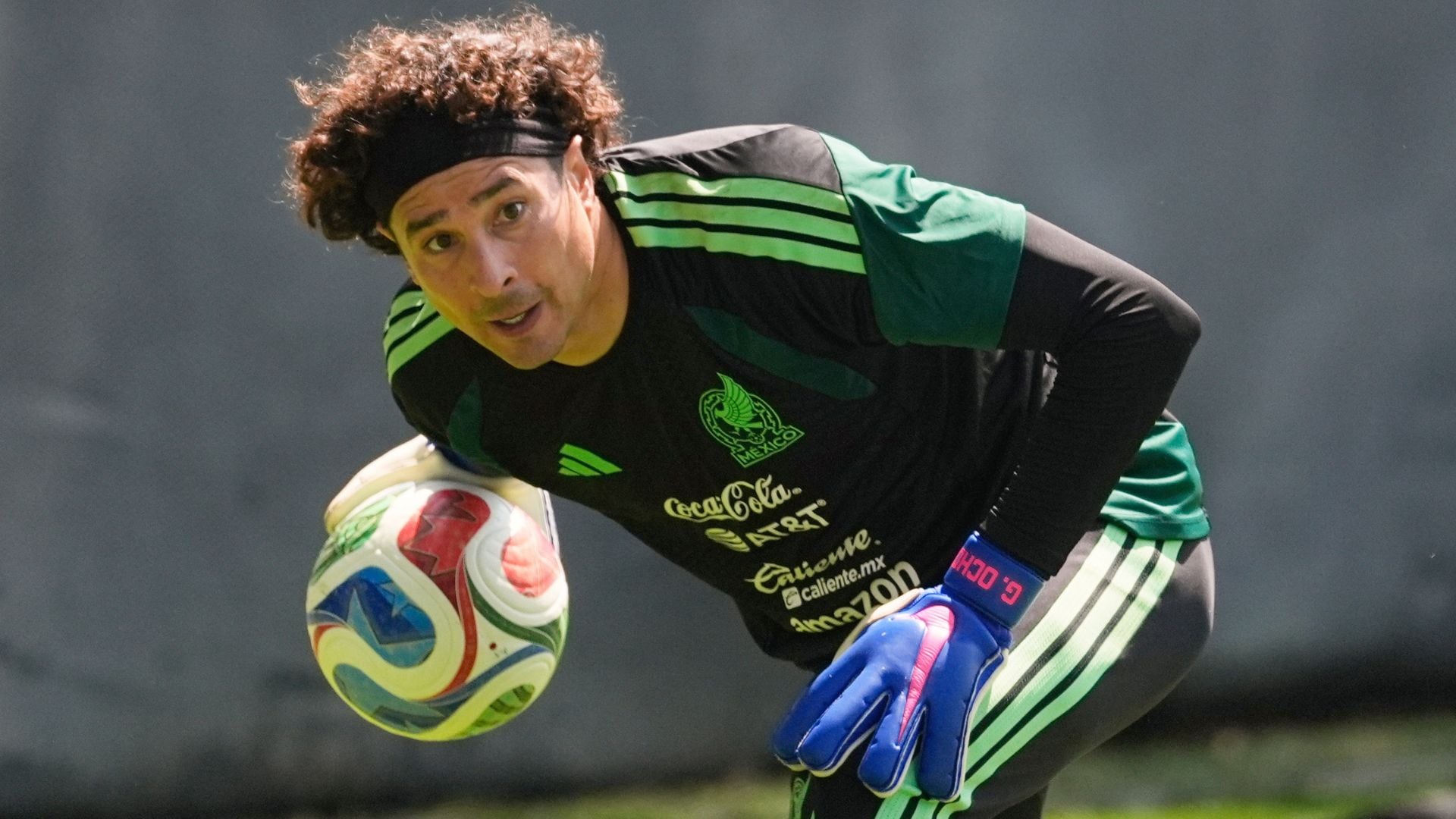 Memo Ochoa sí tendrá su sexto mundial en su trayectoria y marcará un nuevo récord (AP Foto/Marco Ugarte)