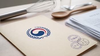 Carpeta con el logo del Ministerio de Seguridad Alimentaria surcoreano, sellos de inspección y utensilios de cocina: batidor, cuchara de madera, tenedor y pila de papeles.