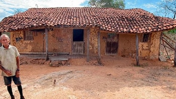 A sus 80 años, vive