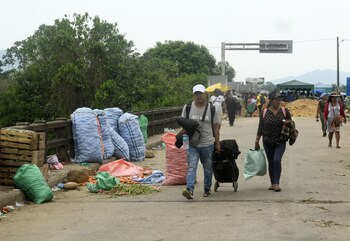 Personas tienen que atravesar a