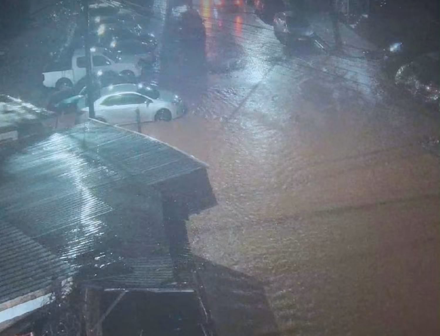 El Distrito Central registró 11 eventos por lluvias, con inundaciones repentinas, deslizamientos y acumulación de agua en varias vías de Tegucigalpa.