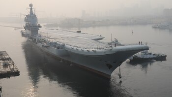 El primer portaviones construido por