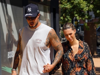 Alejandra Rubio y Carlo Costanzia, de vuelta a casa tras el nacimiento de su hija Tessa.
Alejandra Rubio y Carlo Costanzia ya disfrutan de su nueva etapa como padres tras el nacimiento de su hija Tessa. La pareja, que acaba de dar la bienvenida a su primera hija, se encuentra volcada en estos primeros momentos junto a la pequeña y, tras recibir el alta, ha regresado a casa haciendo una breve parada en una farmacia. Visiblemente pendiente de su recuperación y con cierta dificultad para caminar, Alejandra ha contado cómo se encuentra después de dar a luz.
EUROPA ESPAÑA SOCIEDAD
EUROPA PRESS REPORTAJES