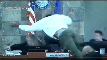 Saltó sobre una jueza en