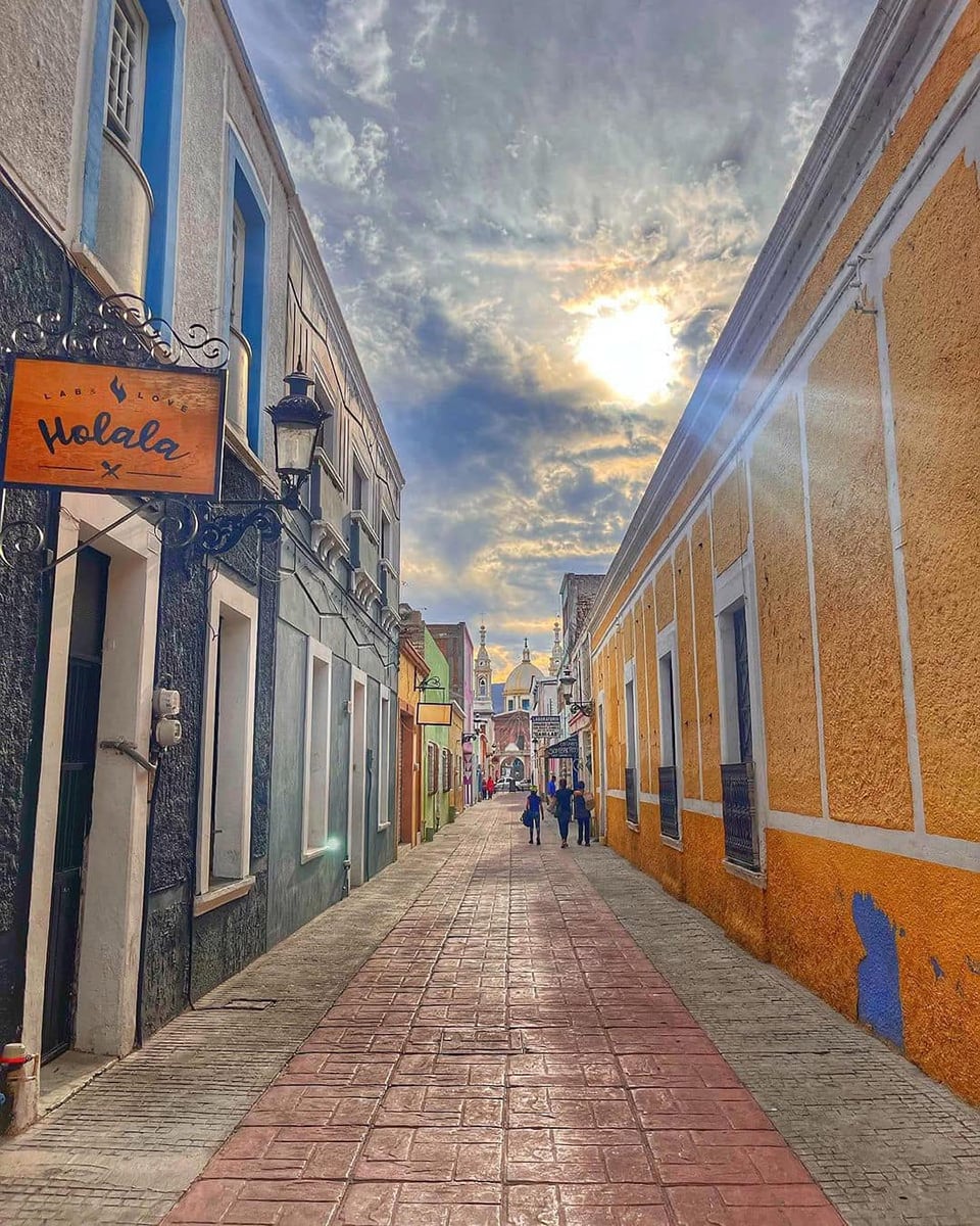 En San Francisco del Rincón, sin embargo, la preparación tiene una particularidad: a diferencia de otras regiones donde se utiliza bolillo, aquí se elabora con un pan especial, más pequeño y suave. (Visit México )