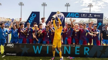 Diego Kochen levantando el trofeo