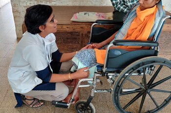 Ashita Singh con una paciente