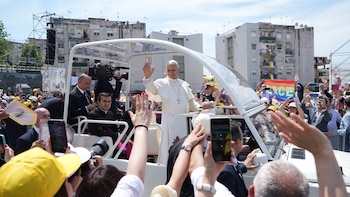 El papa León XIV visitó la “Tierra de los Fuegos”, un pueblo italiano contaminado por los residuos tóxicos desechados por la mafia