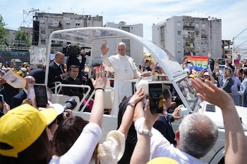 El Papa Leon XIV visitó un pueblo italiano contaminado