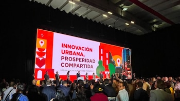 La agenda del Smart City Expo LATAM Congress 2026 centra la innovación urbana en movilidad, sostenibilidad, prosperidad económica y equidad social con colaboración multisectorial. Rigoberta Menchú afirma que no puede existir una ciudad inteligente sin ciudadanos inteligentes y pide que la inteligencia artificial aporte a comunidades más justas e incluyentes. Las soluciones digitales como datos abiertos, movilidad inteligente y gestión de recursos se presentan como motores para reducir brechas sociales, económicas y territoriales en las ciudades. Autoridades destacan a Puebla como laboratorio de innovación y desarrollo urbano, con conectividad, turismo e inversión, y con estrategias para restaurar biodiversidad desde lo urbano. (Cortesía Smart City Expo LATAM Congress 2026)