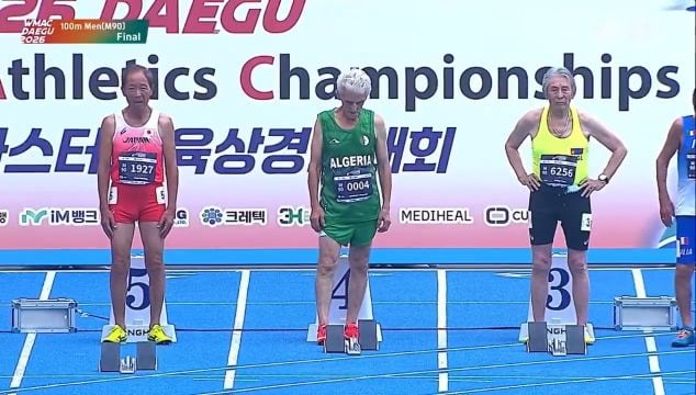 Los tres atletas del Mundial Master de Atletismo que terminaron en el podio de los 100 metros para la categoría mayores de 90 años (captura de video)