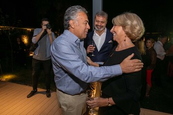 El senador Alfredo Cornejo saluda