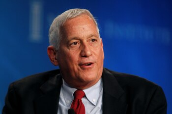 Walter Isaacson, autor de la biografía de Elon Musk. REUTERS/Fred Prouser/Archivo