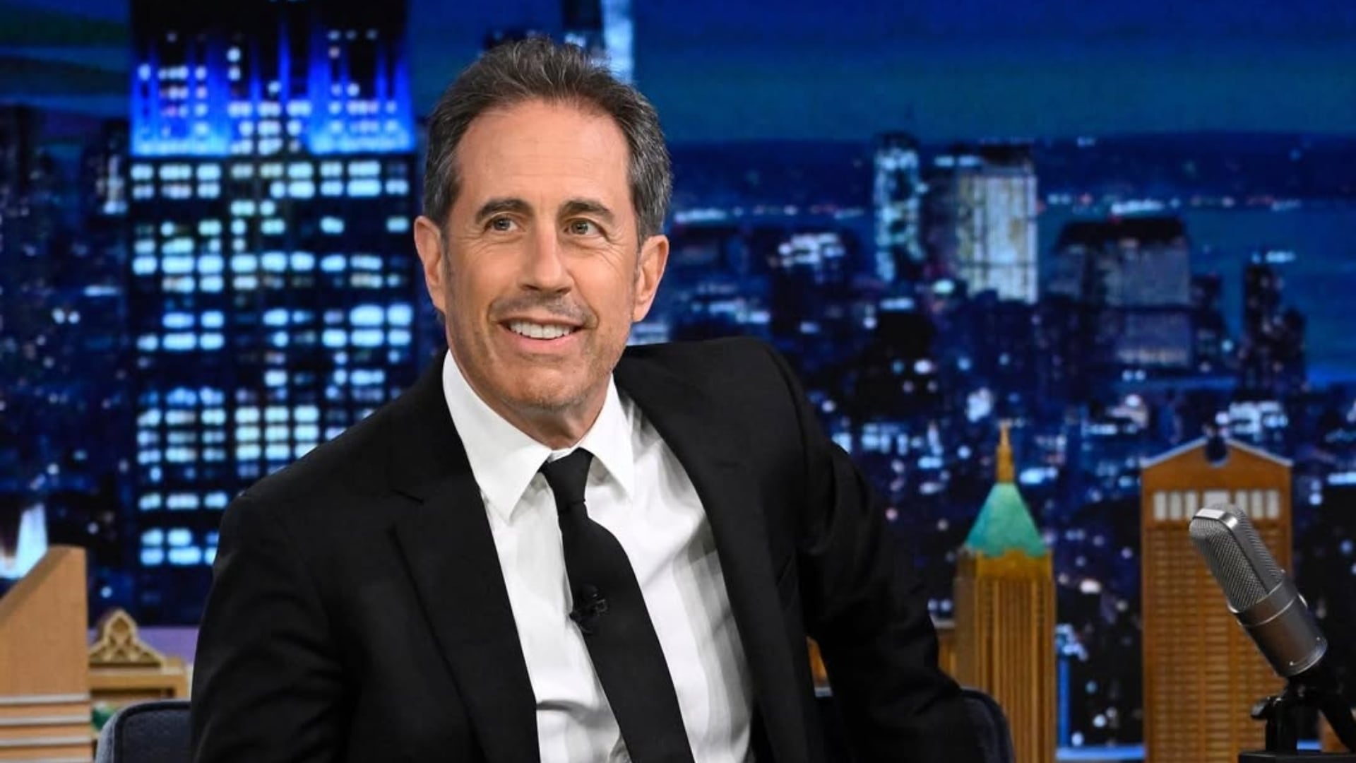 El primer borrador del piloto recibió el nombre de Stand Up y prescindió de las fórmulas habituales de las comedias de situación (Instagram/Jerry Seinfeld)