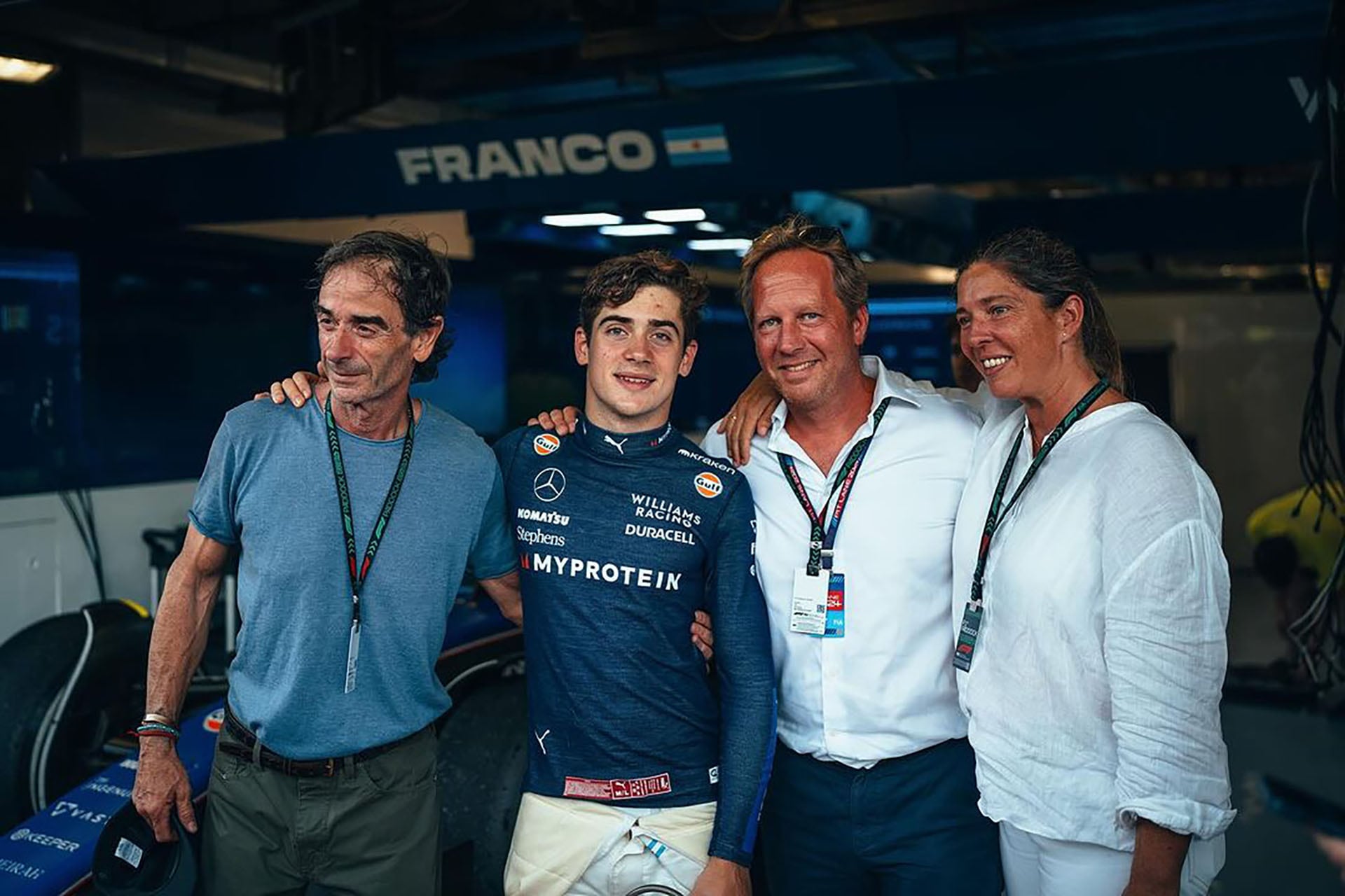 Franco el 1 de septiembre de 2024, el día de su debut en la F1. En la imagen junto a su padre, Aníbal, y sus managers, Jamie Campbell-Walter y María Catarineu (@francolapinto)