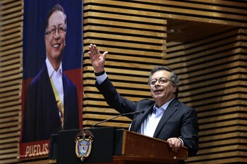 Gustavo Petro, presidente de Colombia, ha objetado varios proyectos de ley que beneficiarían a la economía colombiana - crédito José Méndez/EFE