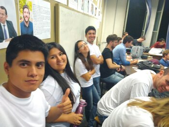 Alex Loyola junto a sus