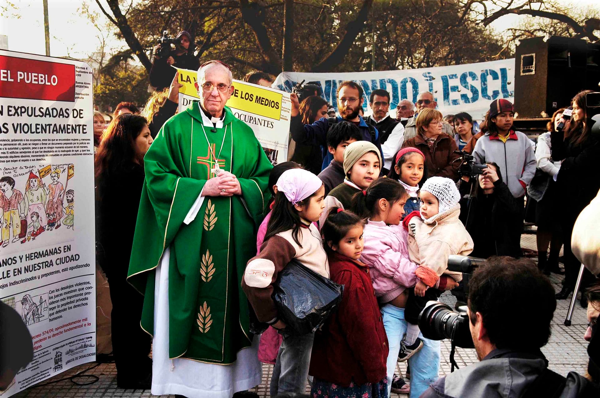 El Cardenal Bergoglio junto a los humildes