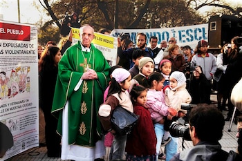 El Cardenal Bergoglio junto a los humildes