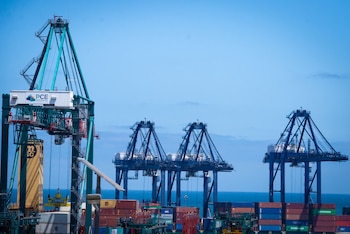 La expansión de San Antonio se desarrolla bajo la creciente presión competitiva del megapuerto de Chancay, en Perú, una infraestructura impulsada con capital chino que busca consolidarse como uno de los principales nodos logísticos entre Sudamérica y Asia (Foto: Shutterstock)