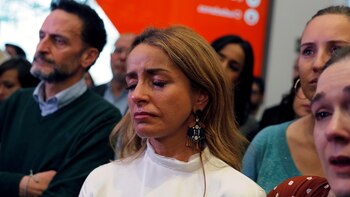 Miembros del partido se lamentan tras escuchar el discurso de renuncia de Rivera. (Reuters)