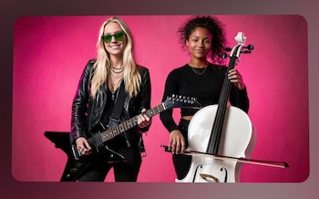 Dos mujeres jóvenes, una con guitarra eléctrica negra y gafas de sol verdes, y otra con violonchelo blanco y arco, sobre fondo magenta