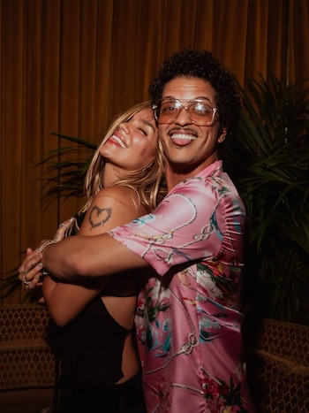 Karol G y Bruno Mars despertaron rumores de romance antes del estreno del video de 'Still' - crédito @karolg / Instagram