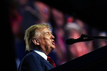 El presidente de Estados Unidos, Donald Trump, cuestionó el nivel de las tasas de interés mientras las hipotecas a 30 años volvieron a superar el 7% (AP foto/Julia Demaree Nikhinson)