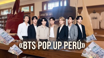 Siete integrantes del grupo BTS frente al texto BTS POP UP PERÚ, rodeados por billetes y monedas peruanos sobre el fondo de una tienda.