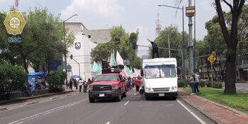 Un grupo de manifestantes se mantiene en la alcaldía Cuauhtémoc, hoy 07 de julio. | @OVIALCDMX