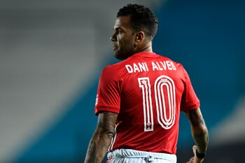 En la imagen, el futbolista brasileño Dani Alves. EFE/ Marcelo Endelli/Pool/Archivo
