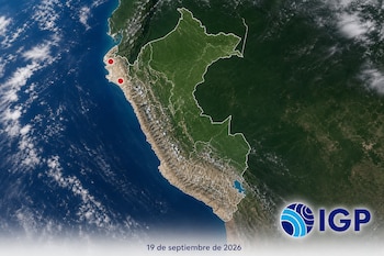 Mapa satelital del Perú con divisiones políticas, dos puntos rojos en el norte, el logotipo del Instituto Geofísico del Perú y una fecha.
