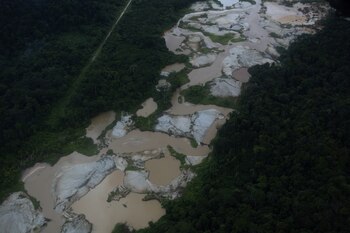 Una zona de extracción ilegal de oro en tierra indígena yanomami en el estado de Roraima. La minería ilegal sigue siendo una parte importante de los ingresos del crimen organizado en Brasil. (REUTERS/Ueslei Marcelino)